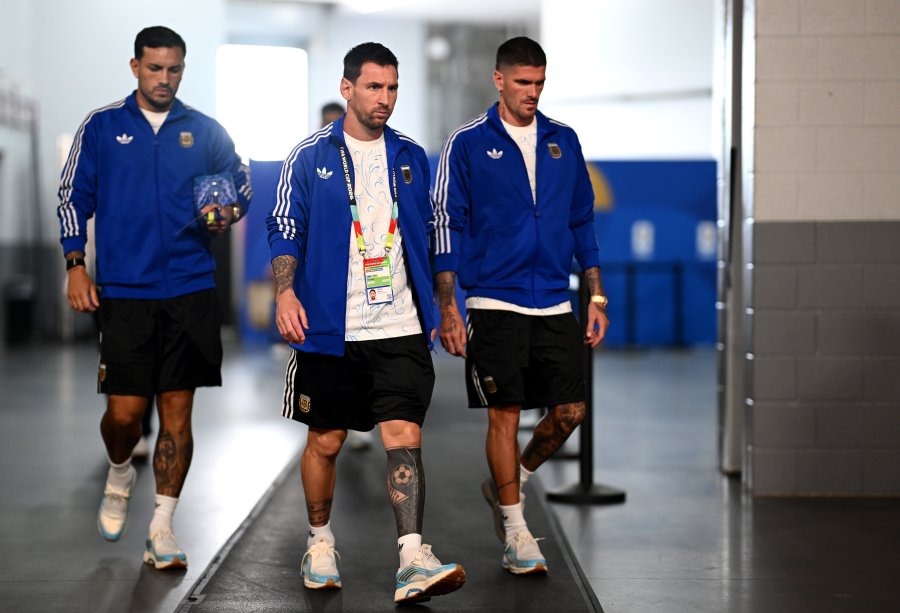 LLEGADA AL ESTADIO. Paredes, Messi y De Paul.
