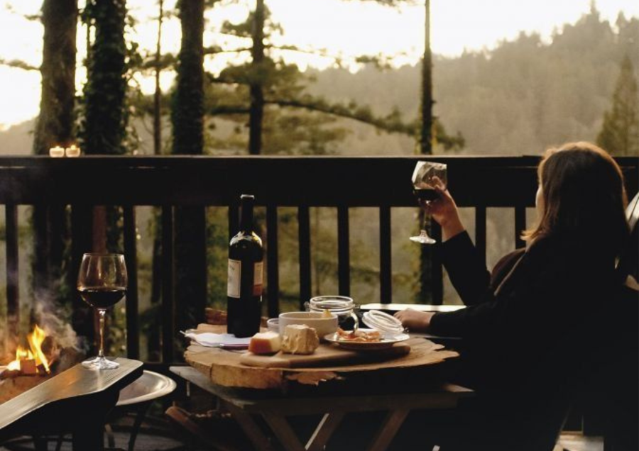 Disfrutando delicias  en  la naturaleza.
