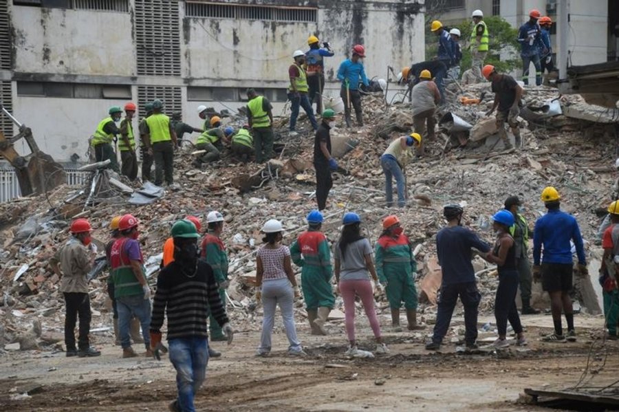 DOBLE TERREMOTO. Equipos de rescate y familiares de personas desaparecidas buscan cuerpos entre los escombros de un edificio colapsado en La Guaira