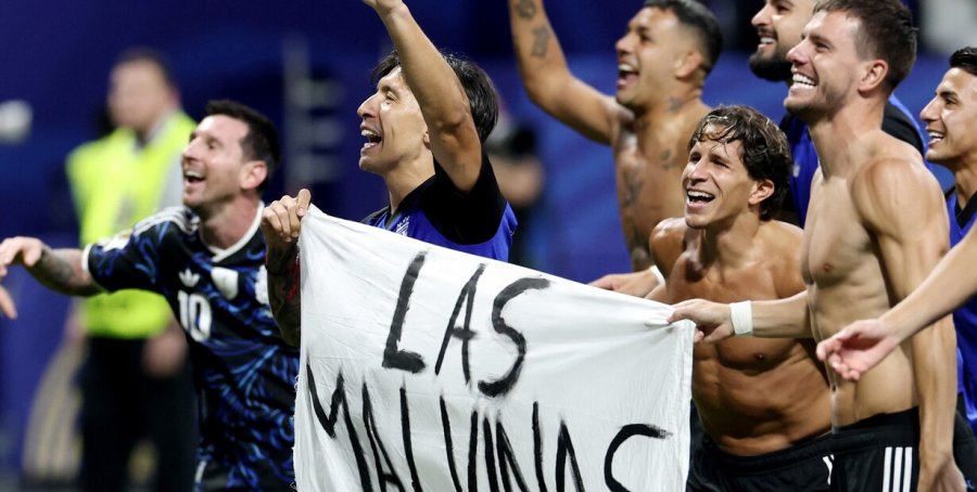 FESTEJO CON POLEMICA. La bandera sostenida por Lo Celso y Lisandro Martinez.