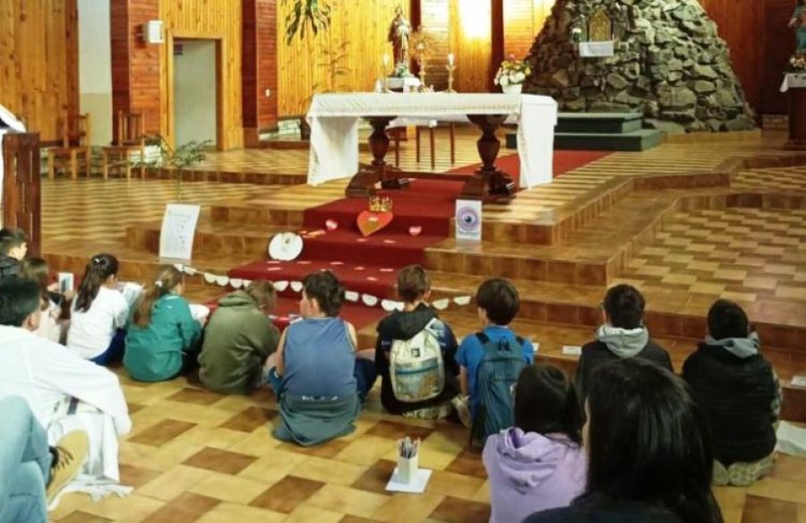 Los ni&ntilde;os frente al altar.
