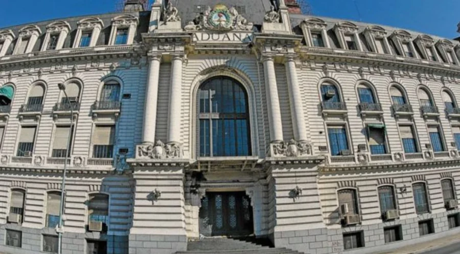 Milei reform&oacute; el c&oacute;digo aduanero para couriers.