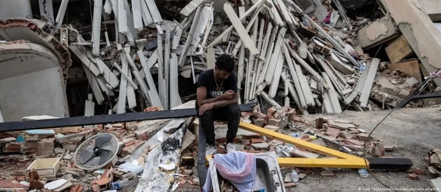 AUMENTAN LAS VICTIMAS. Venezuela supera los 5.000 muertos tras el doble terremoto, mientras el Gobierno define qu&eacute; hacer con los 2 millones de toneladas de escombros.