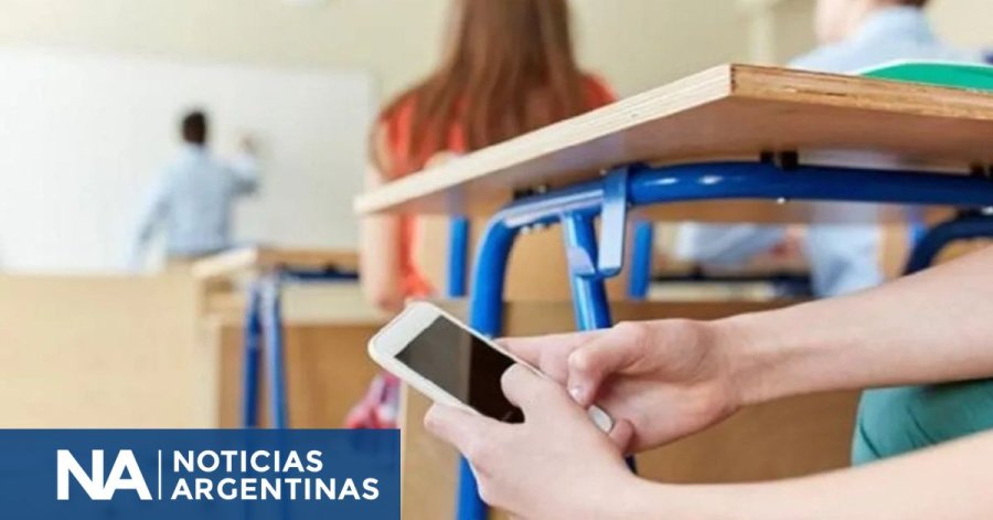 NORMATIVA EDUCATIVA. Un informe indica que la prohibici&oacute;n de celulares reduce las distracciones en el aula, pero los efectos en el aprendizaje son poco claros.