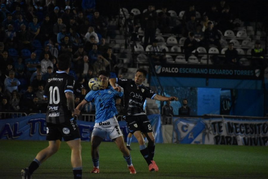 MUCHA FRICCION. Cainelli luchando con D&iacute;az. Atl&eacute;tico no tuvo f&uacute;tbol.