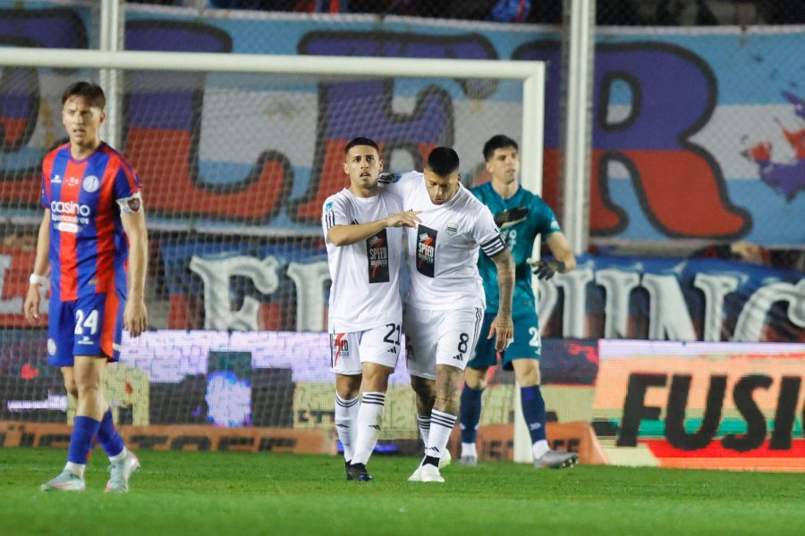 SORPRESA. Tom&aacute;s Gonz&aacute;lez festeja con sus compa&ntilde;eros el empate de Riestra en el tiempo reglamentario.