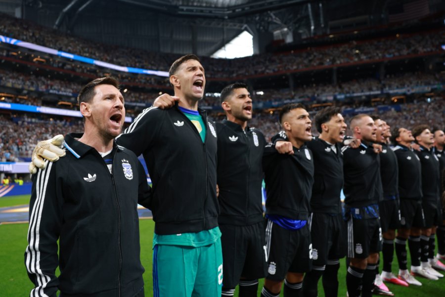El momento del himno, con las emociones acelerando a toda velocidad. (AFA)