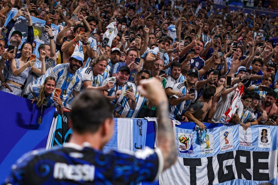 Simplemente Leo Messi, en modo celebraci&oacute;n con el pu&ntilde;o en alto junto al pueblo argentino. (AFA)