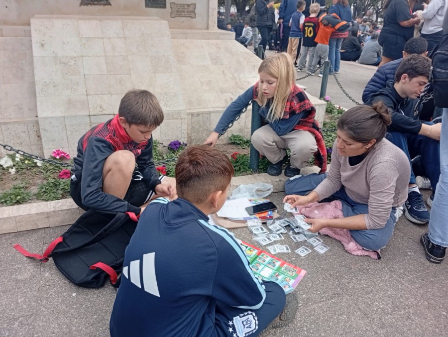 &Aacute;lbumes y figuritas por todos lados, la escena que se repet&iacute;a en el coraz&oacute;n de la Plaza 25 de Mayo. (FOTO LA OPINI&Oacute;N)