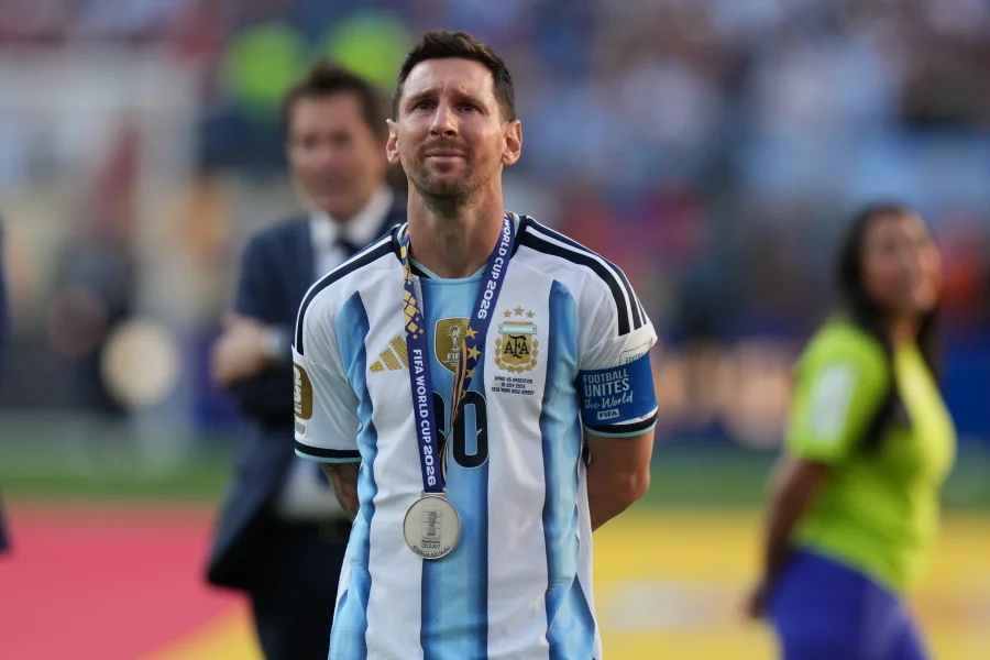 Lionel Messi, con la medalla de plata y un pu&ntilde;ado de l&aacute;grimas tras la derrota en la final ante Espa&ntilde;a este domingo en Nueva York.