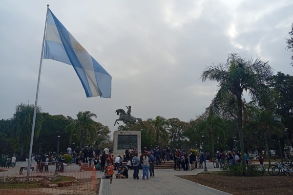 La previa de la final tambi&eacute;n se vivi&oacute; entre figuritas: familias colmaron la plaza para completar el &aacute;lbum del Mundial