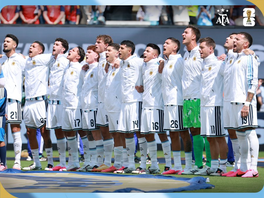 LA SELECCI&Oacute;N ARGENTINA EN EL HIMNO PREVIO A LA FINAL ANTE ESPA&Ntilde;A