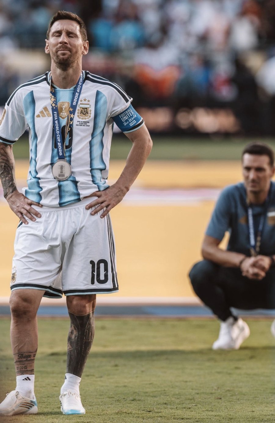 MESSI Y SCALONI, DE FONDO, CON EL DOLOR DE LA FINAL PERDIDA