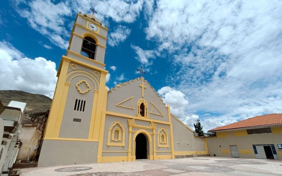 Iglesia Apostol Santiago en el distrito de Chongos Bajo, antes del sismo.