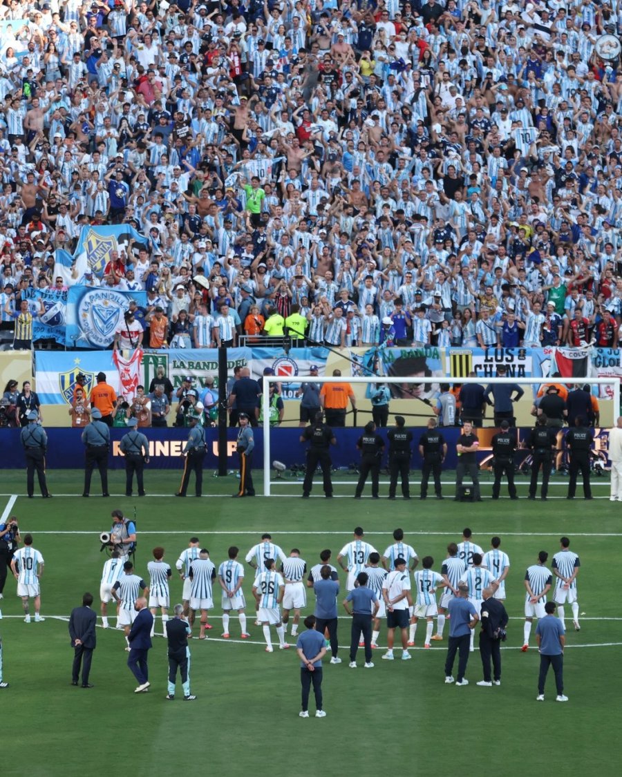 Jugadores y cuerpo t&eacute;cnico de la Selecci&oacute;n frente a los hinchas argentinos en el MetLife Stadium de Nueva York.