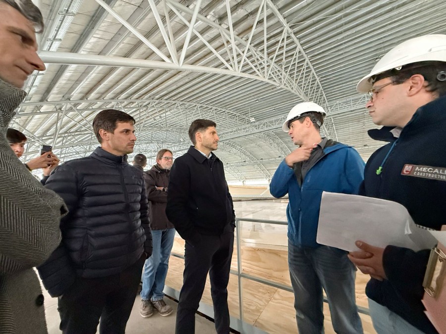 Equipos t&eacute;cnicos informan sobre los avances de la obra al gobernador, Maximiliano Pullaro y el intendente Leonardo Viotti. (FOTO SCS)