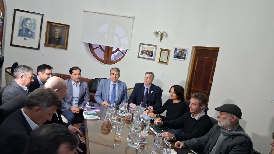 Funcionarios del Gobierno provincial con representantes de ATE y UPCN en la mesa de negociaciones paritarias.