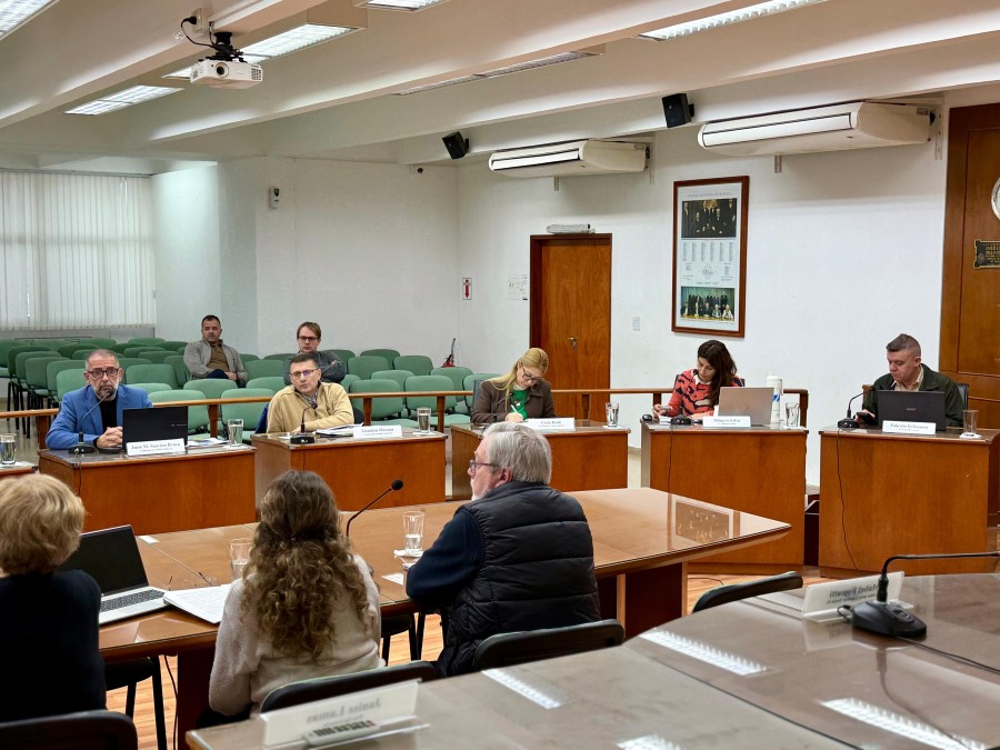 Los ediles del bloque oficialista Unidos y del opositor La Libertad Avanza durante la reuni&oacute;n con Bravino y Barbero. (FOTO PRENSA CONCEJO)