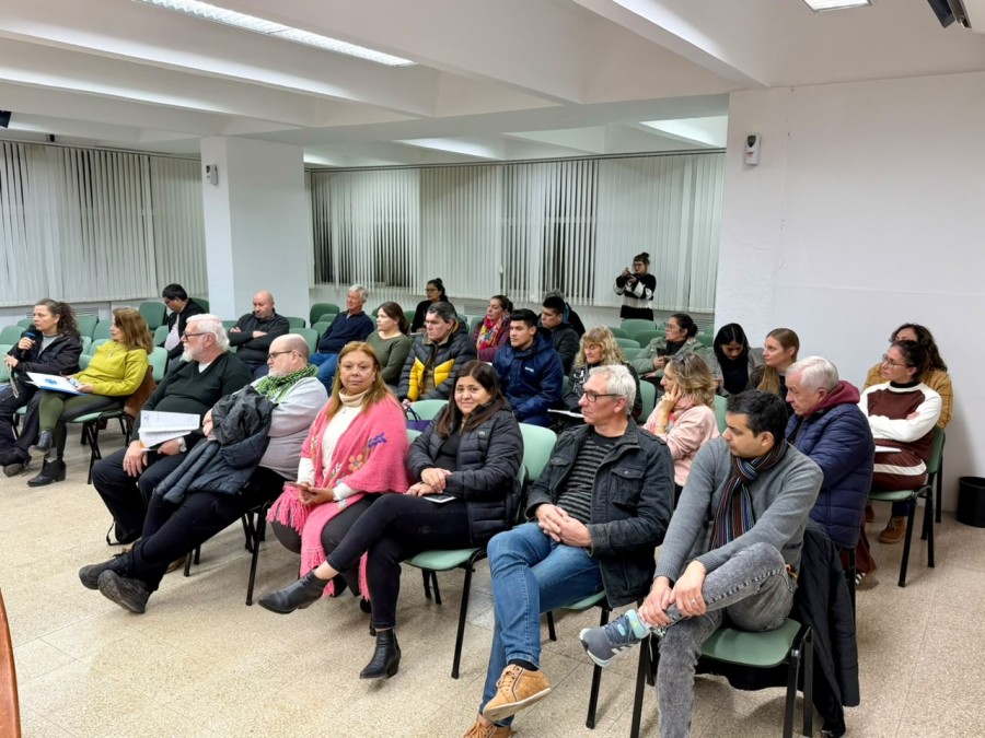 Dirigentes vecinales en el recinto del Concejo Municipal durante el encuentro con concejales.