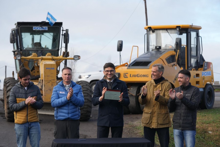 El gobernador Maximiliano Pullaro firm&oacute; el acta para el inicio de las obras de bacheo, sellado de grietas y reposici&oacute;n de luminarias en la Ruta Nacional A012.