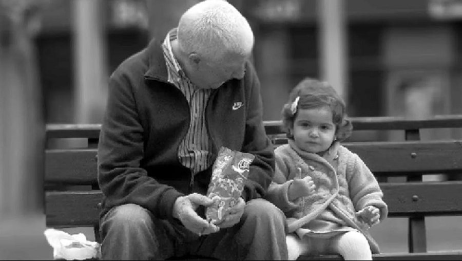 Un abuelo disfrutando con el nieto.