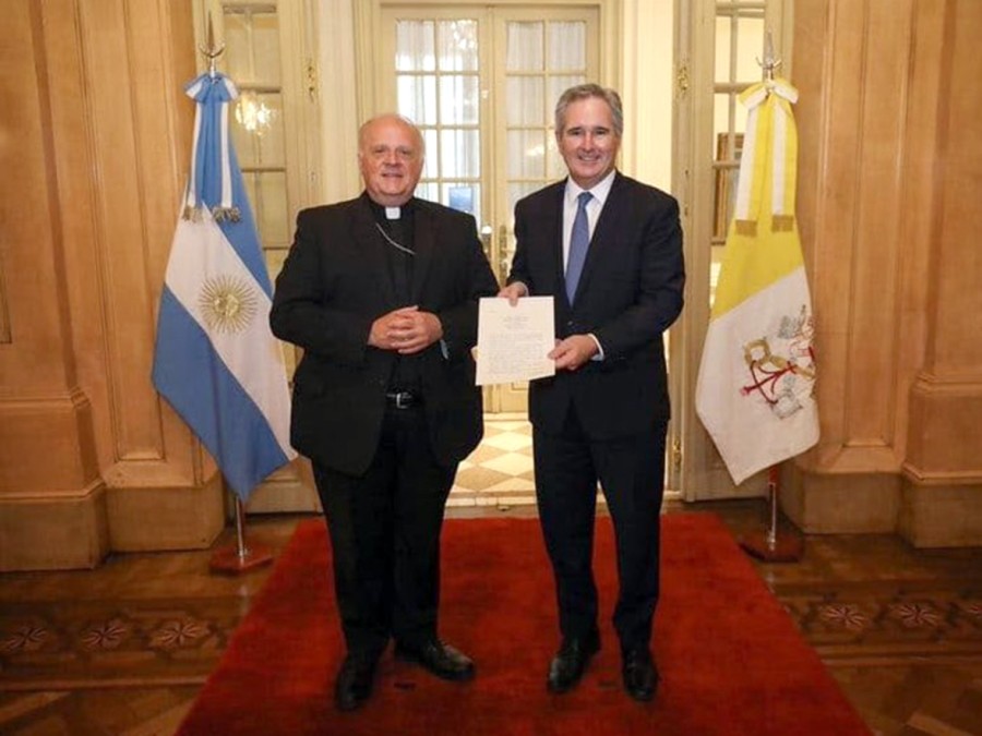 MISION. El nuevo nuncio en la Argentina, el estadounidense Michael Wallace Banach, junto con el canciller Pablo Quirno.