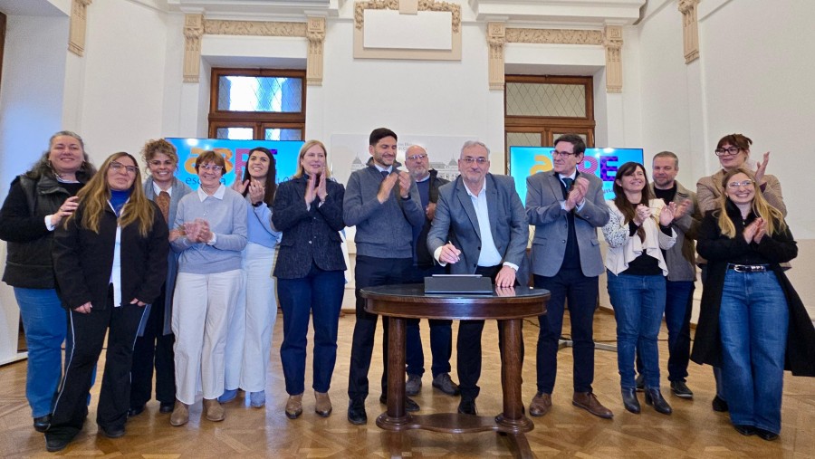 Alcides Calvo estampa su firma.