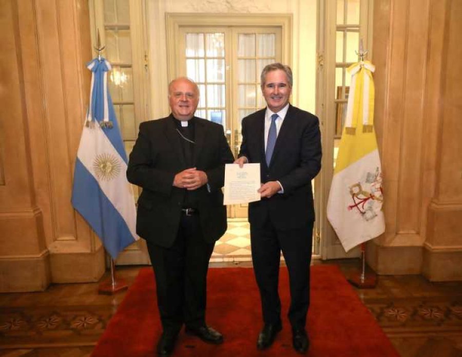 Mons. Michael Banach fue recibio por el canciller Pablo Quirno.