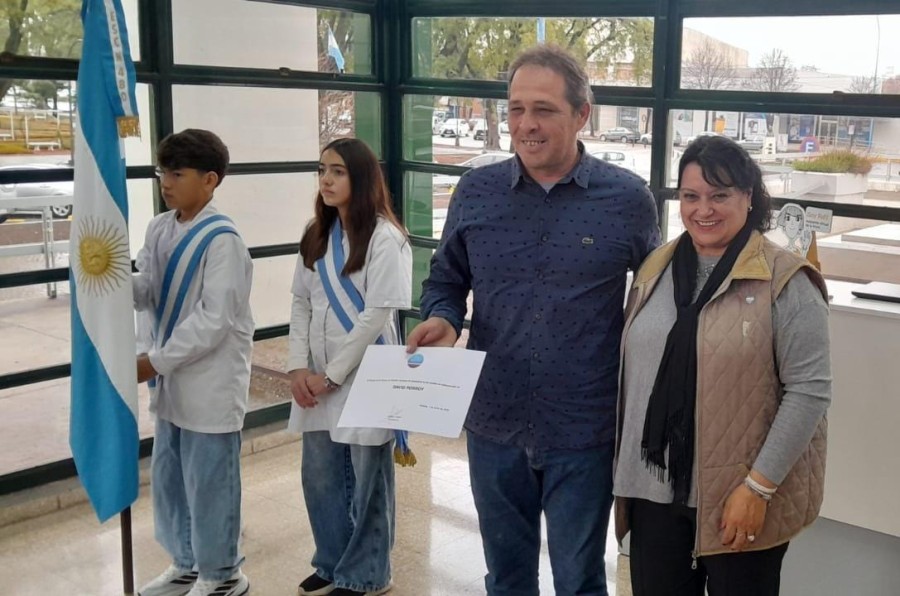 El Lic. David Ponroy, creador de la Revista El Sat&eacute;lite, al recibir un reconocimiento del Circulo de la Prensa durante un acto realizado en el D&iacute;a del Periodista, en junio &uacute;ltimo, en el Hall de la Municipalidad de Rafaela. (FOTO PRENSA BLOQUE CONCEJALES PJ)