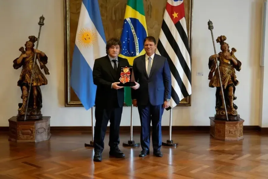 VIAJE PRESIDENCIAL. El jefe de Estado argentino fue recibido por el gobernador del estado de San Pablo, Tarc&iacute;sio de Freitas.