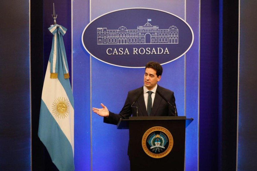 SUMA TRASPIES. El vocero presidencial, Adri&aacute;n Ravier, en conferencia de prensa.