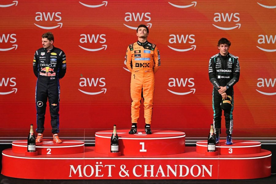 Max Verstappen (2&deg;), Lando Norris (1&deg;) y Andrea Kimi Antonelli (3&deg;) en el podio de Hungr&iacute;a.
