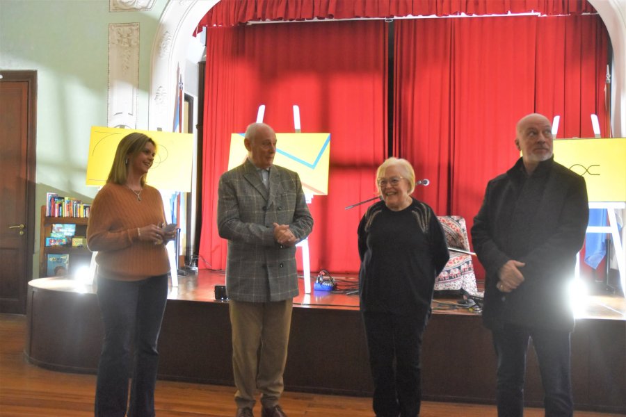 Marcelo Iraz&aacute;bal durante la inauguraci&oacute;n de la muestra junto a Norma Fenoglio y Eduardo Eberhardt entre otros.