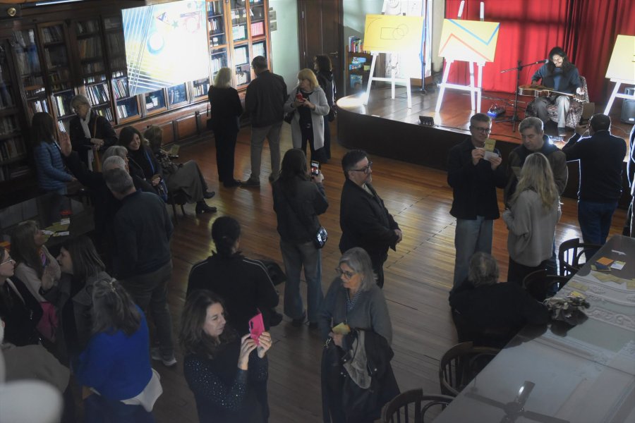 Un momento de la apertura de la muestra de Iraz&aacute;bal. (FOTO CEC)