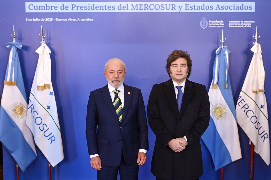 El presidente Javier Milei junto a su par de Brasil, Lula da Silva.
