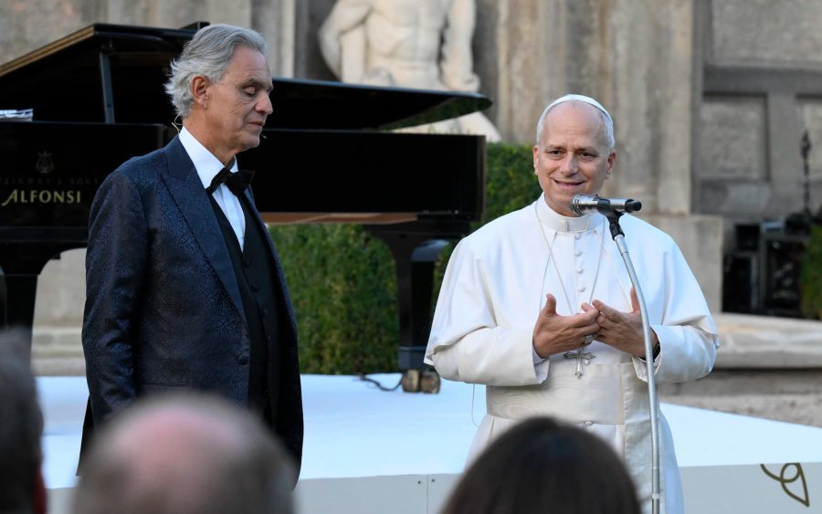 Andrea Bocelli y Le&oacute;n XIV.