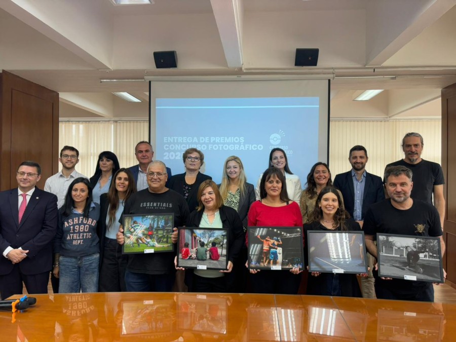 Los concejales rafaelinos junto a ganadores de uno de los concursos de fotograf&iacute;as.