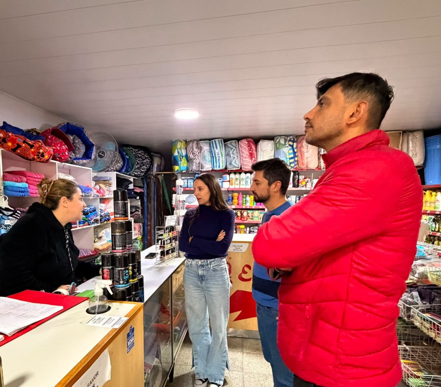 Maximiliano Postovit, Juan Senn y Paz Caruso dialogan con una comerciante en el marco de su gesti&oacute;n como concejales de la ciudad. (FOTO PRENSA BLOQUE CONCEJALES PJ)