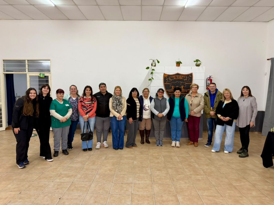 Los concejales junto al personal de la posta sanitaria de barrio Villa del Parque.
