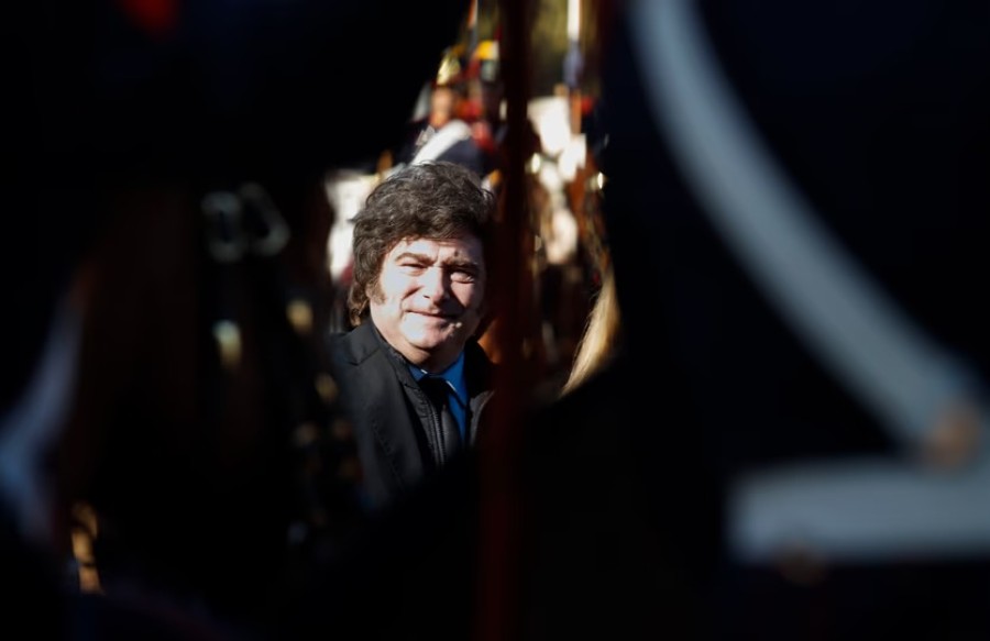 Javier Milei viaj&oacute; el lunes por la noche hacia Lima para ser parte en la juramentaci&oacute;n y toma de mando supremo de la flamante presidenta.