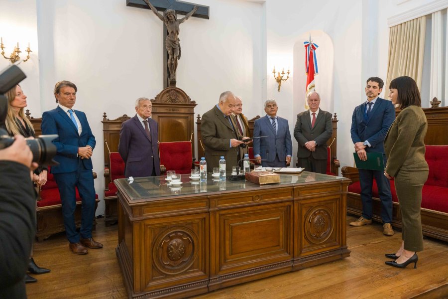 El presidente de la Corte Suprema, Dr. Rafael Guti&eacute;rrez, le toma juramento a la Dra. Natalia Carinelli. (FOTO PRENSA PODER JUDICIAL SFE)