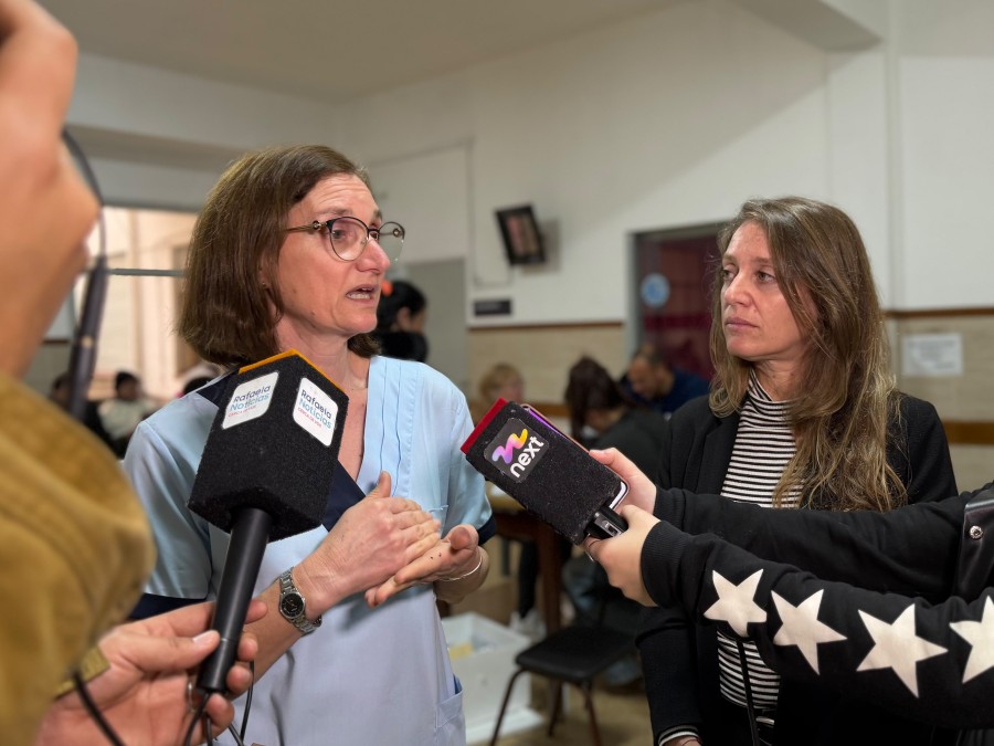 La Dra. Sandra Capello y la subdirectora m&eacute;dica del Anexo del Hospital, D&eacute;bora Gluz, durante la actividad en el marco del D&iacute;a Mundial contra la Hepatitis. (FOTO MIN. DE SALUD)