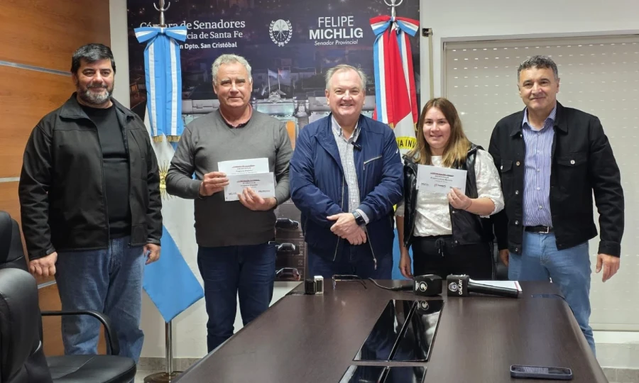 Los legisladores y los beneficiarios durante el acto.