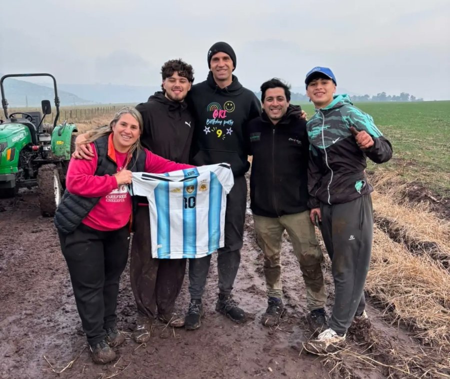 EMILIANO MART&Iacute;NEZ JUNTO A LOS VECINOS QUE LO SOCORRIERON