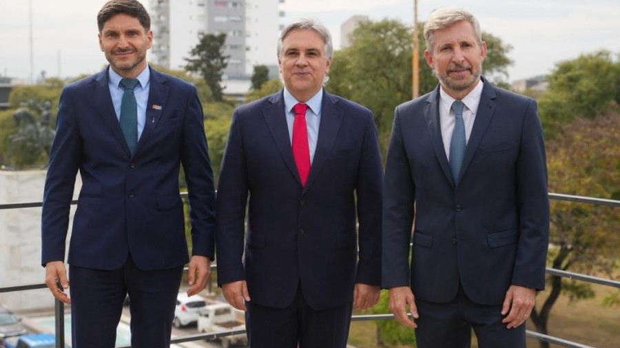 Maximiliano Pullaro, Mart&iacute;n Llaryora y Rogelio Frigerio durante el encuentro.