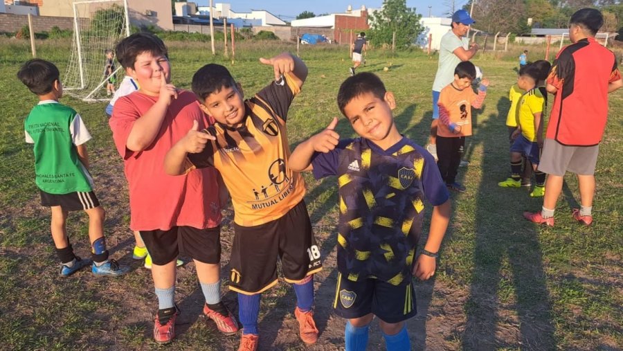 Grupo de asistentes a  una escuelita de f&uacute;tbol sunchalense.