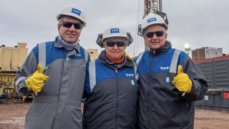RECORRIDA. Georgieva en Vaca Muerta junto al ministro Caputo y el titular de YPF, Horacio Mar&iacute;n.