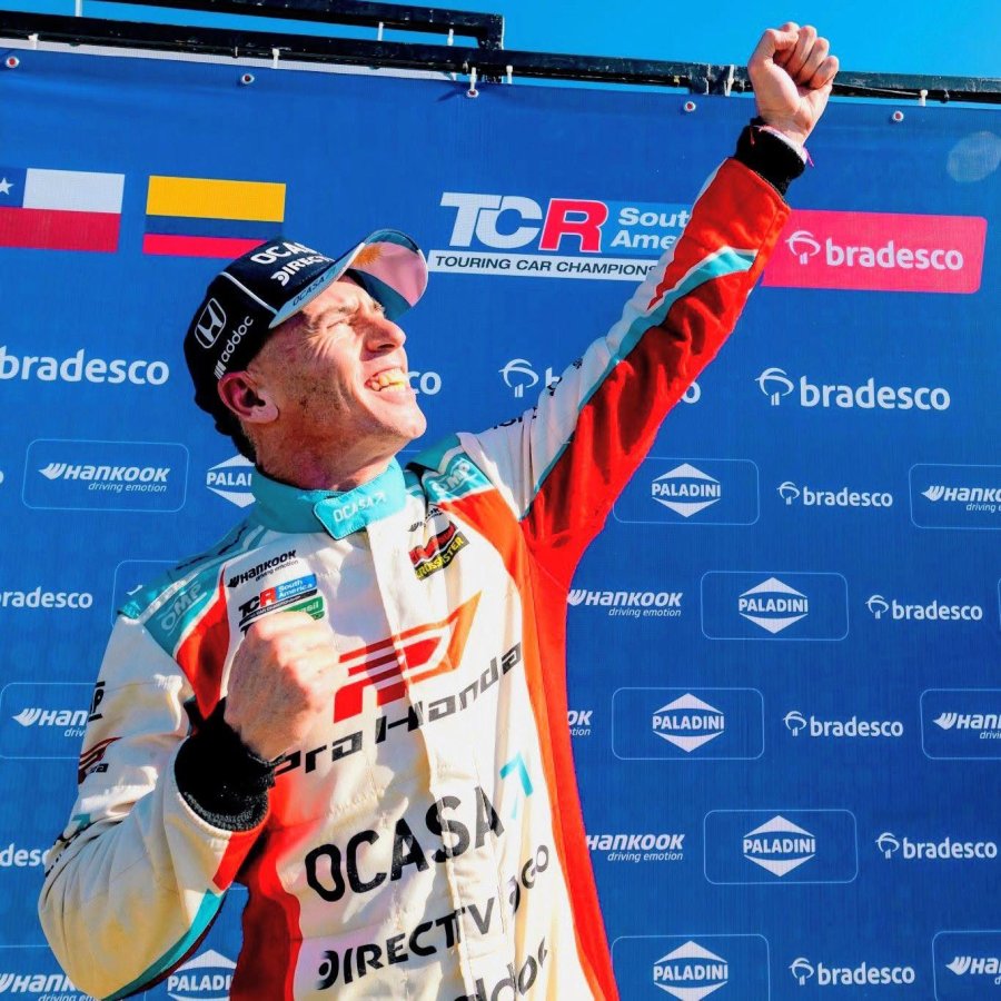 Leonel Pern&iacute;a festeja la obtenci&oacute;n del t&iacute;tulo en el circuito de Velocitta.