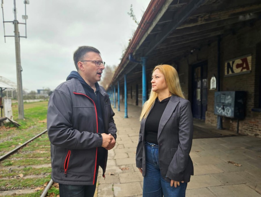 Lisandro M&aacute;rsico y Carla Boidi en la estaci&oacute;n ferroviaria de Rafaela.