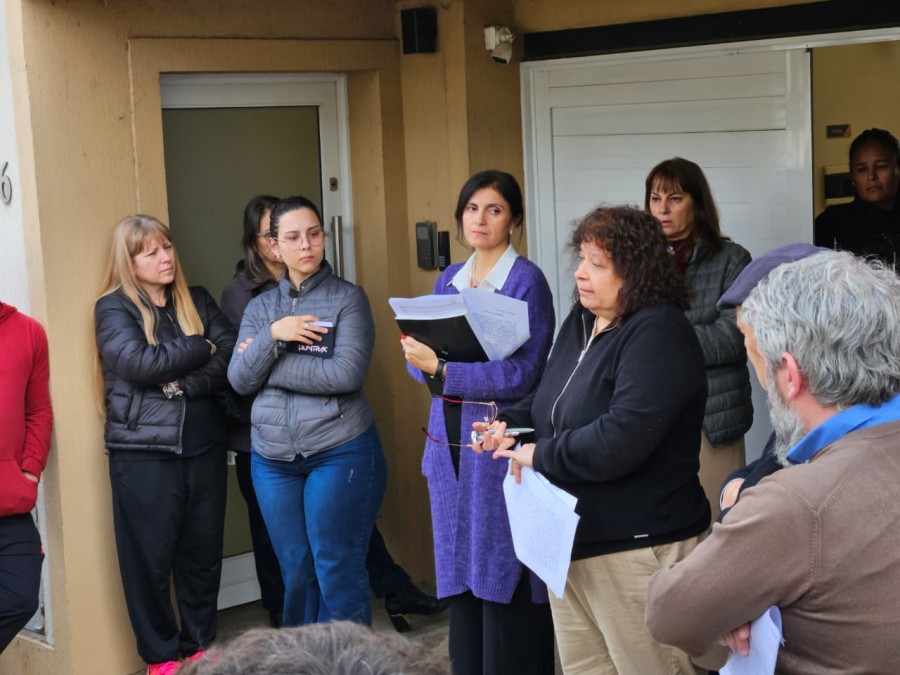 Representantes del Juzgado explicaron el procedimiento en el tramo inicial de la subasta. (FOTO D. CAMUSSO)